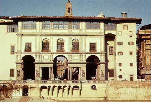 La galerie des Offices vue de l'Arno