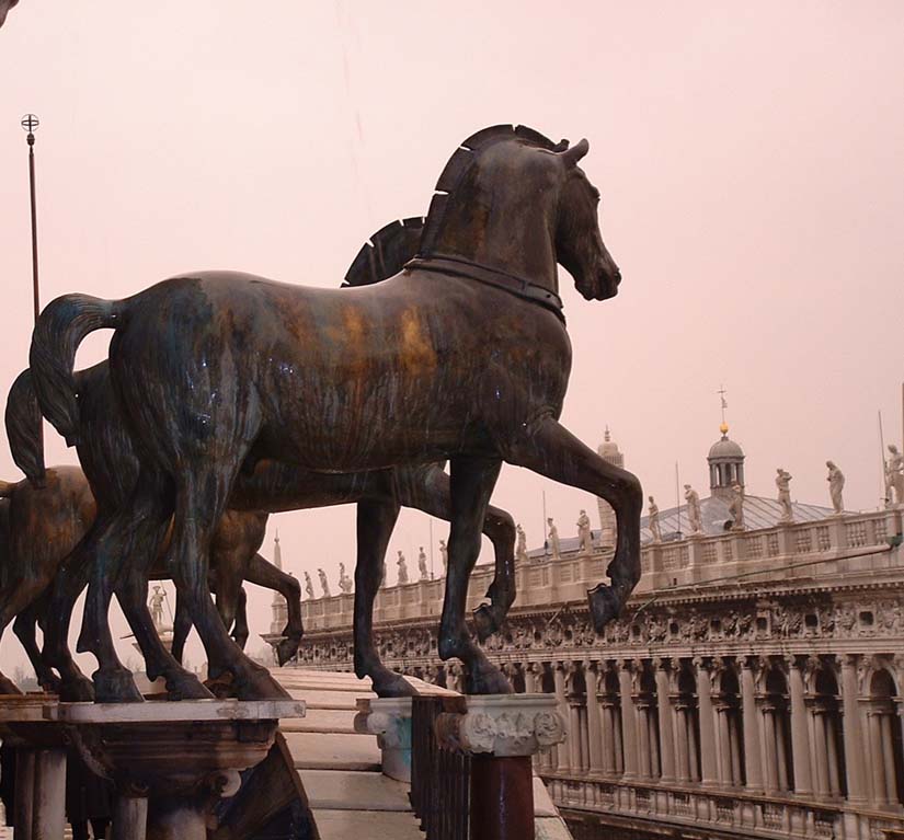 Les quatres chevaux doré admirent la place Saint-Marc